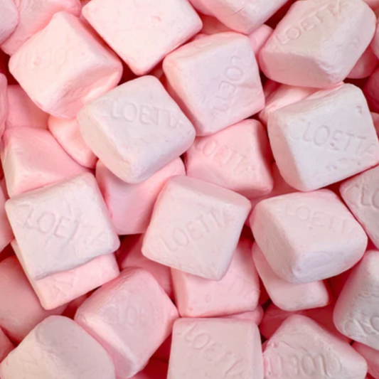 Close-up of pink marshmallows with 'CLOETTA' branding. Svenskt Godis.